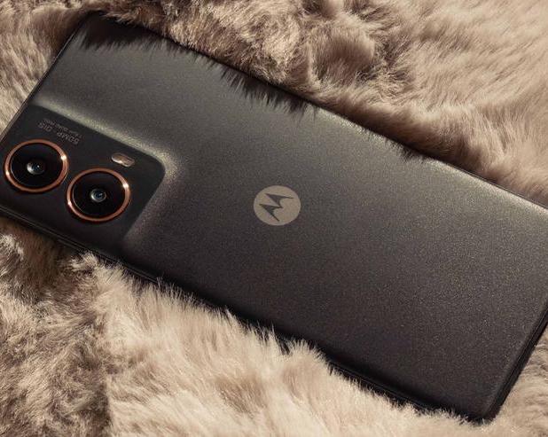 В Россию приехал смартфон Motorola Moto G85 с изогнутым экраном и стереодинамиками / Смартфоны и телефоны / iXBT Live