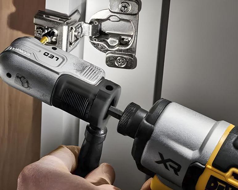 Как подсветить саморез: DeWalt выпустила новый угловой адаптер со LED-подсветкой для работы в труднодоступных местах / Инструменты и запчасти / iXBT Live